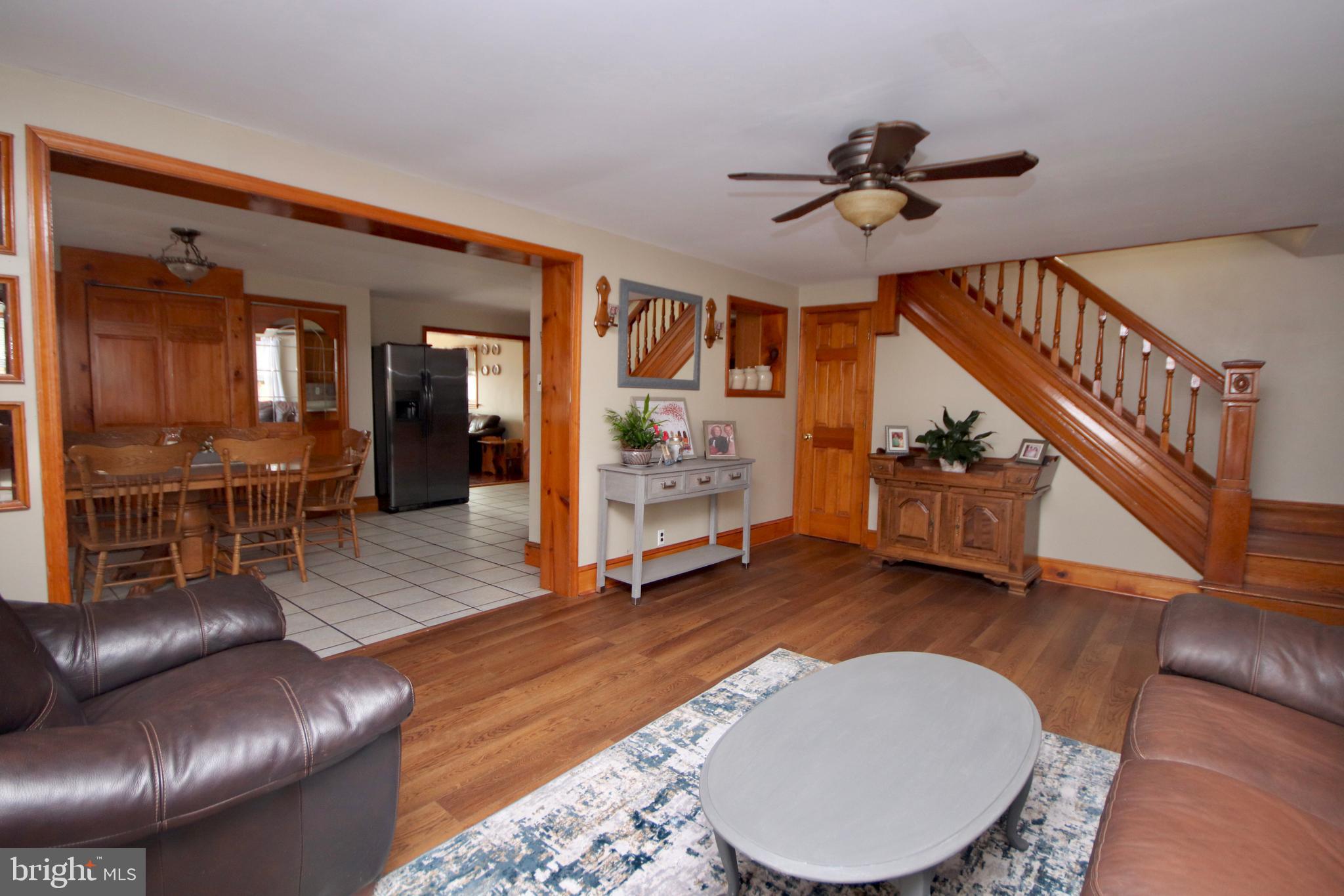 636 Democrat Road Gibbstown, NJ 08027 - Photo 12 of 28 Living Room
