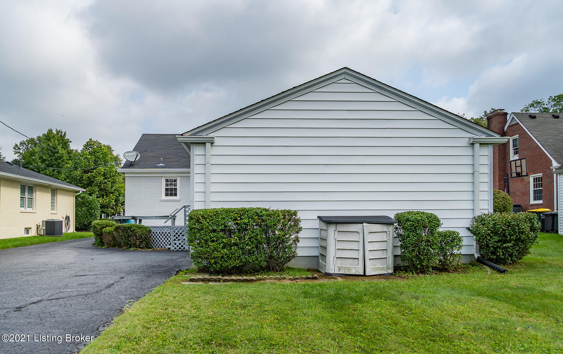 716 Indian Ridge Road Louisville, KY 40207 - Photo 47 of 49 Lawn is in Great Shape