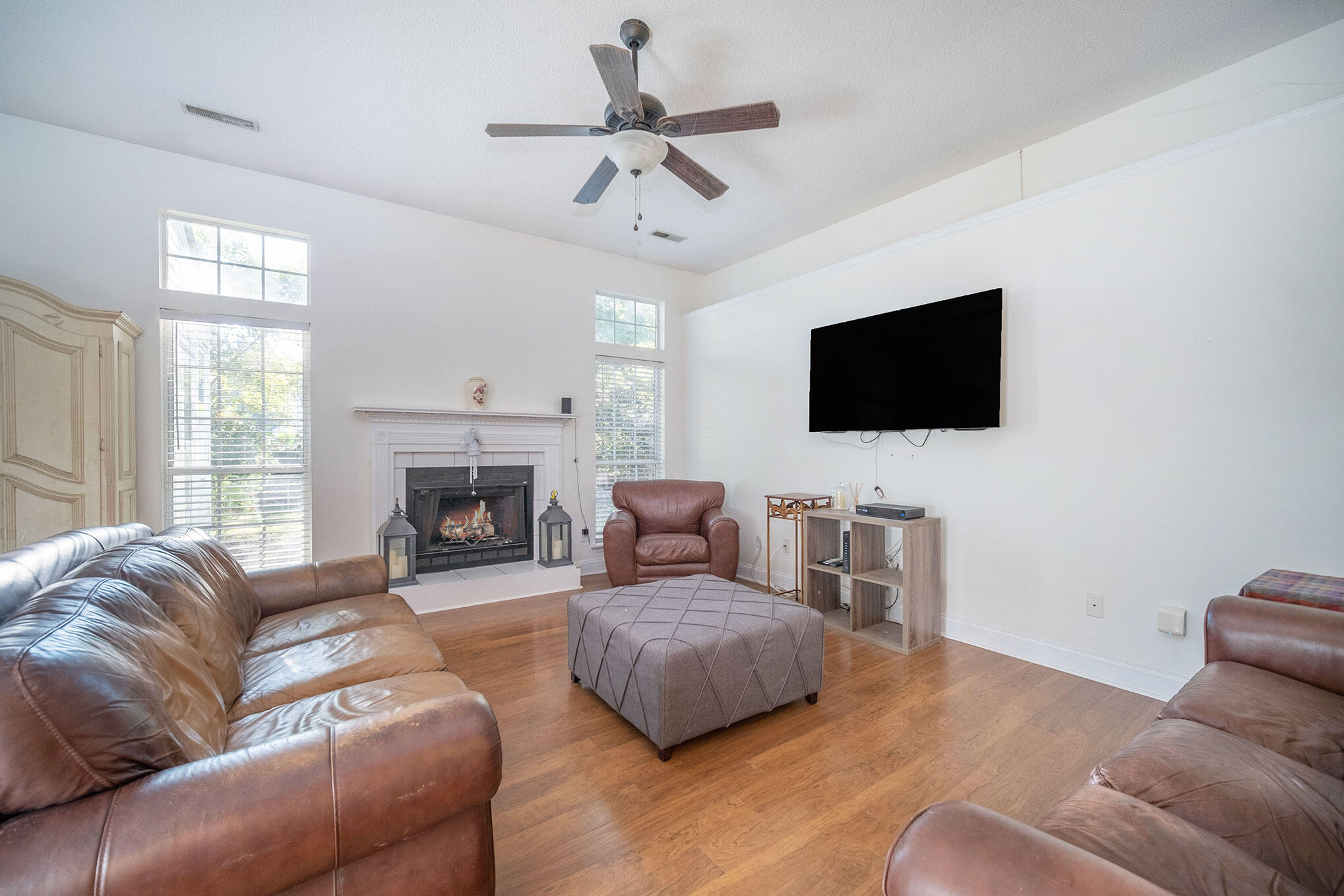 3258 Tabor Road Mount Pleasant, SC 29466 - Photo 6 of 24 Living room