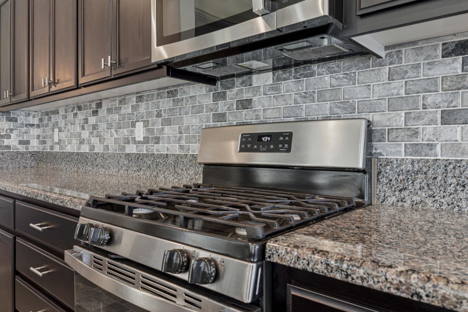 3264 Showcase Way Modesto, CA 95356 - Photo 7 of 31 a close view of stove top oven