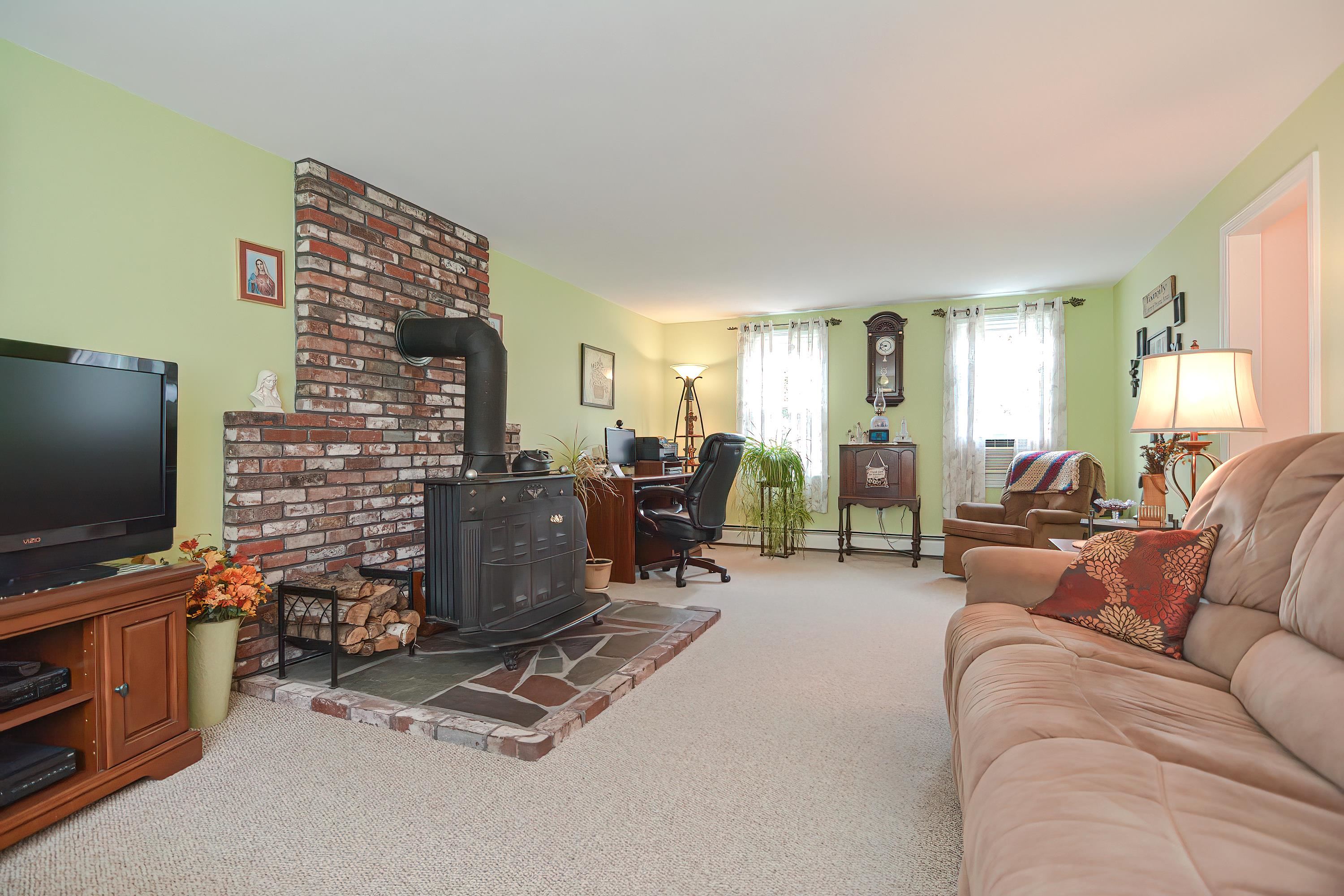 94 Scobie Pond Road Derry, NH 03038 - Photo 19 of 40