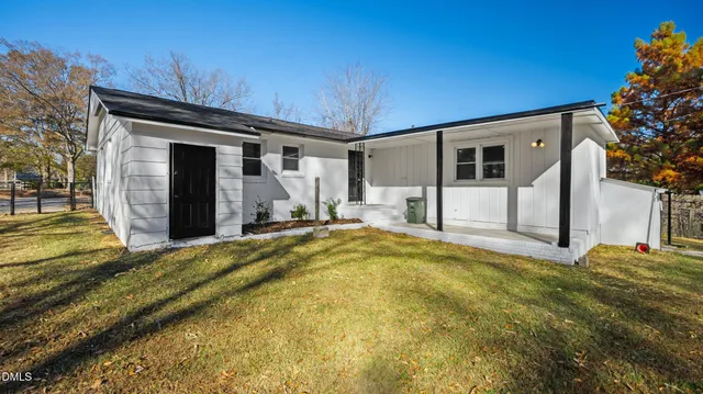 a view of a house with backyard