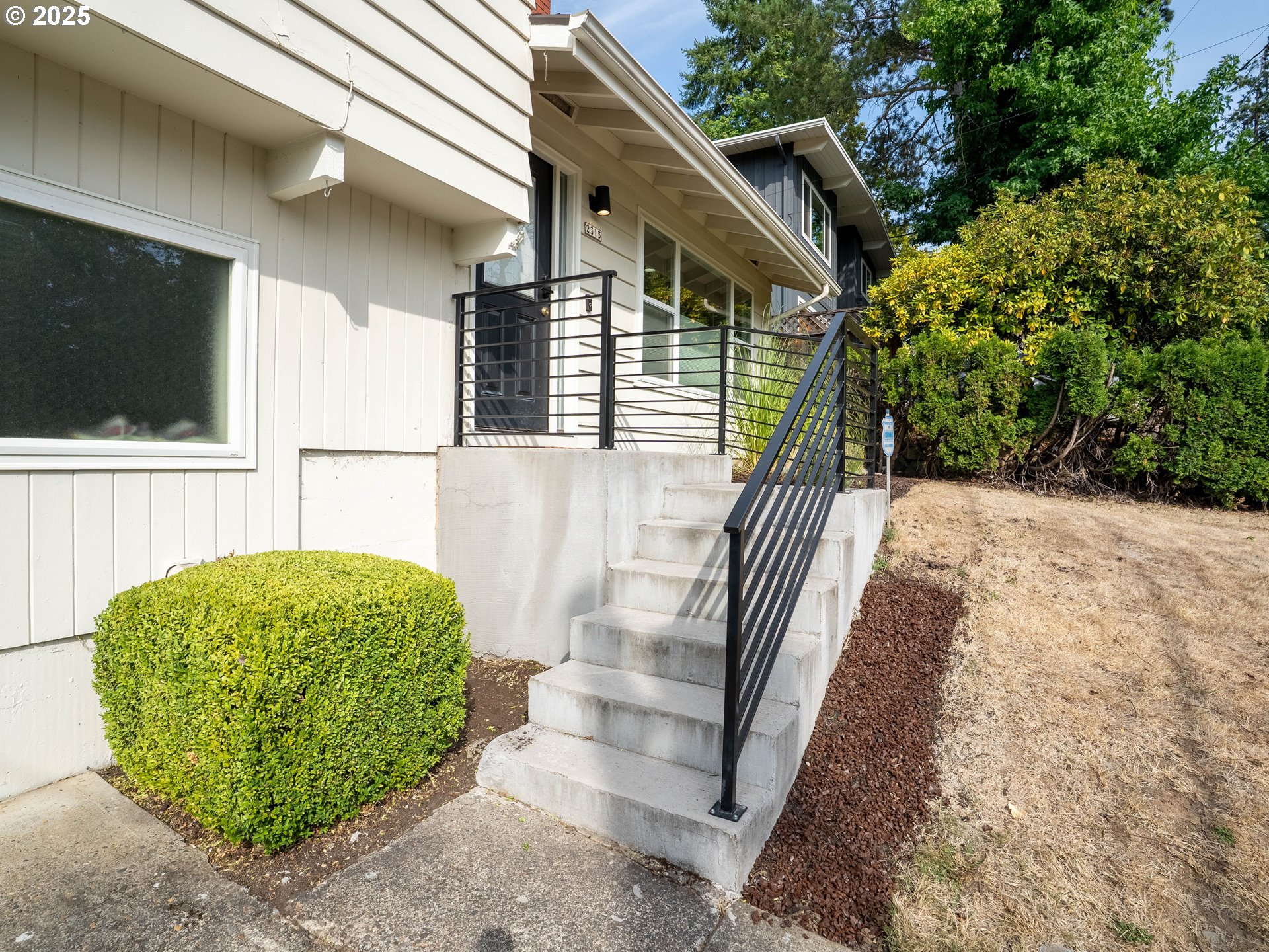 2315 Southwest Iowa Street Portland, OR 97239 - Photo 2 of 17 Gallery Image 2