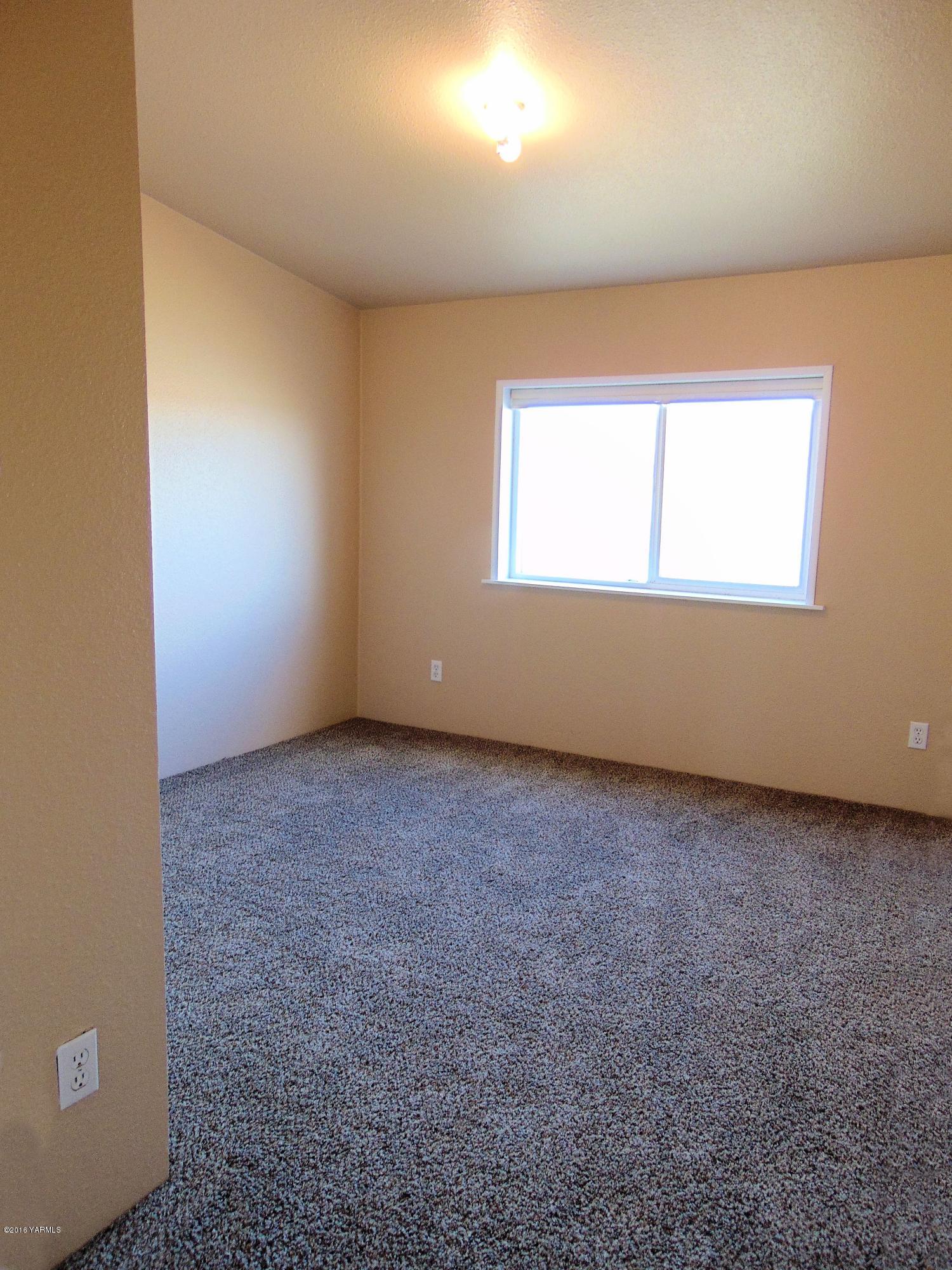 151 Cook Road Yakima, WA 98908 - Photo 13 of 13 an empty room with a window