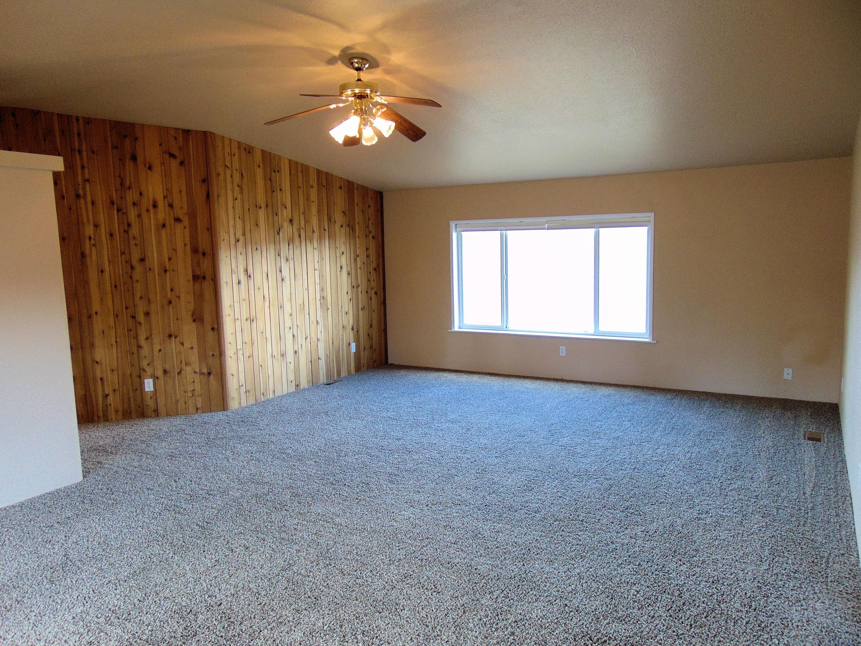 151 Cook Road Yakima, WA 98908 - Photo 8 of 13 an empty room with windows and fan