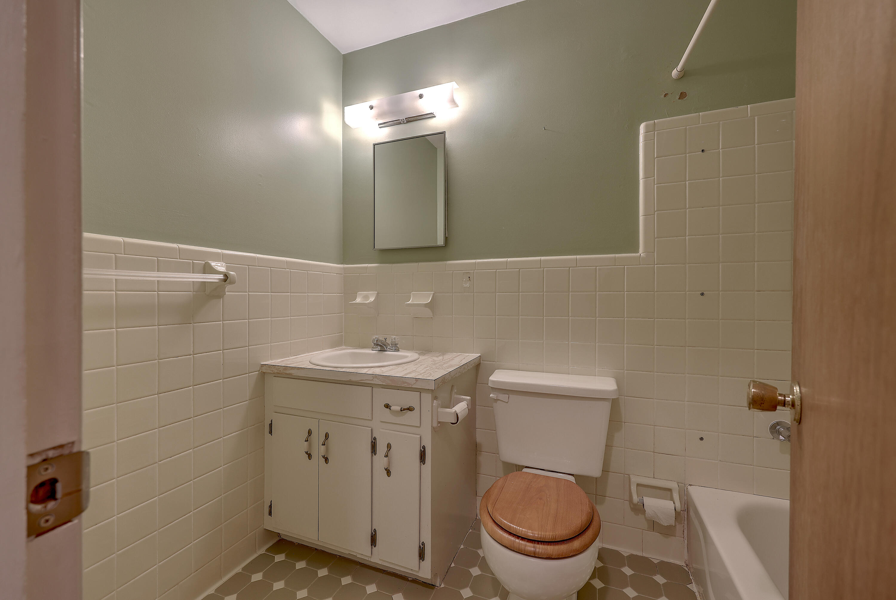 402 Farm Road Goose Creek, SC 29445 - Photo 18 of 24 Full Hallway Bathroom