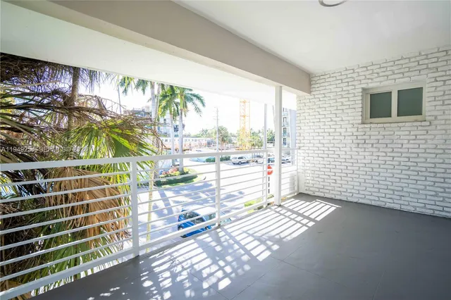 a view of livingroom with furniture