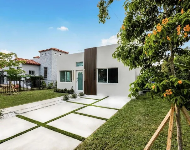 a view of a house with a backyard