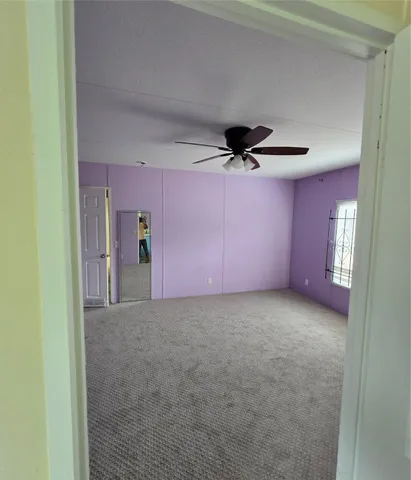 a view of a livingroom and a ceiling fan