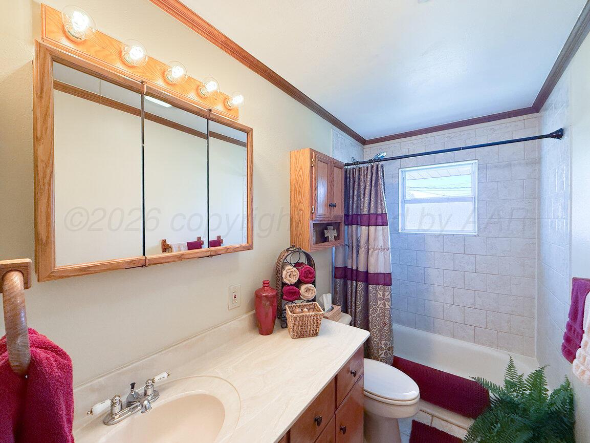 2820 Lloyd Drive Amarillo, TX 79110 - Photo 27 of 46 Main Bath