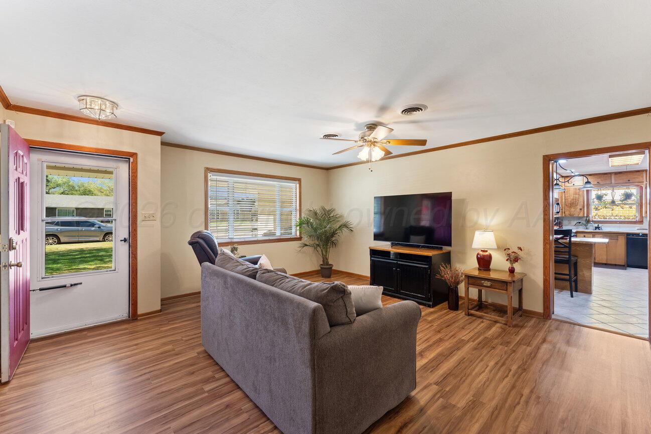 2820 Lloyd Drive Amarillo, TX 79110 - Photo 6 of 46 Living-2