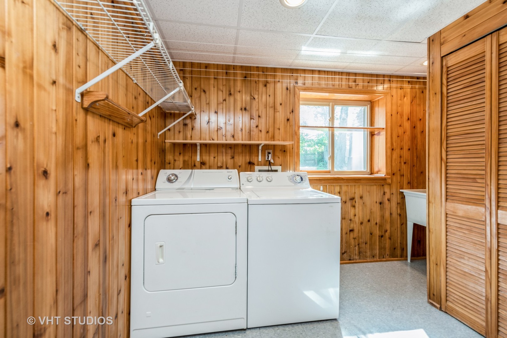 637 Sycamore Road Buffalo Grove, IL 60089 - Photo 16 of 23 a utility room with dryer and washer