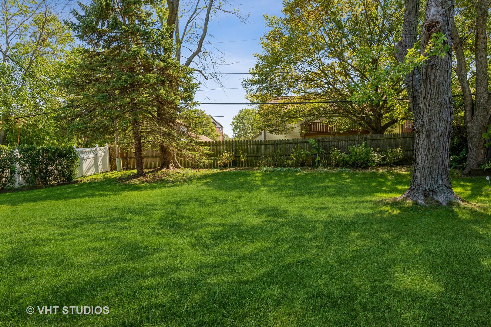 637 Sycamore Road Buffalo Grove, IL 60089 - Photo 20 of 23 a view of a backyard with large trees