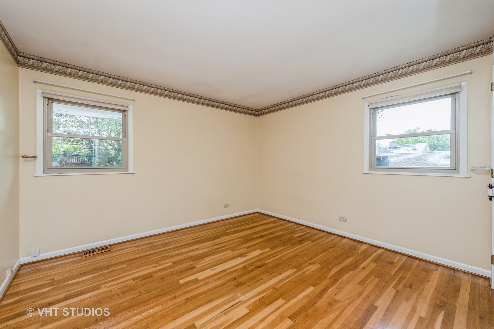 637 Sycamore Road Buffalo Grove, IL 60089 - Photo 10 of 23 a room with a bed and a window