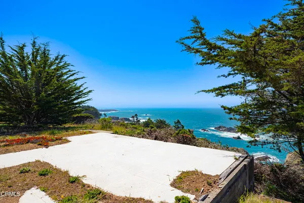 a view of a houses with a yard