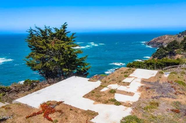 a view of a backyard of the house