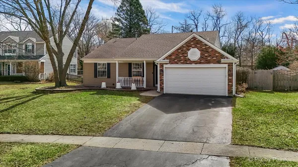 $389,900 | 735 Royal Glen Drive, Cary, IL 60013
