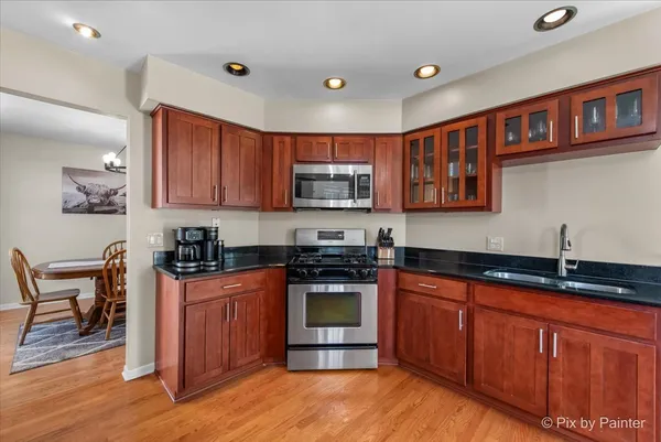 $389,900 | 735 Royal Glen Drive, Cary, IL 60013