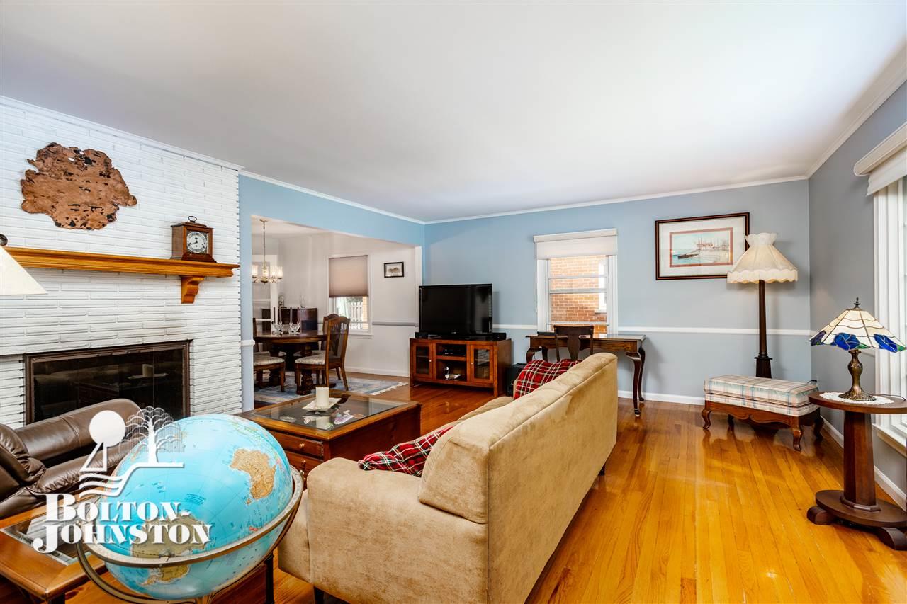 1977 Broadstone Road Grosse Pointe, MI 48236 - Photo 6 of 41 50013997-5.JPG