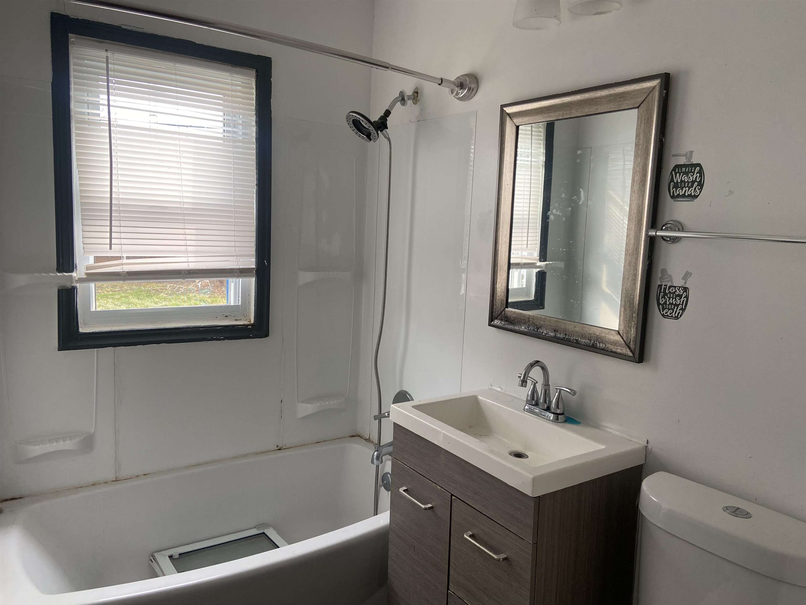 2729 Mackin Road Flint, MI 48504 - Photo 12 of 14 50171183-9292d11b-678b-46cb-9747-7001841f1704.JPG