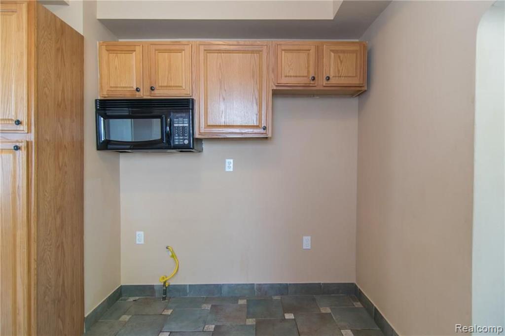 8183 Central Street Center Line, MI 48015 - Photo 12 of 35