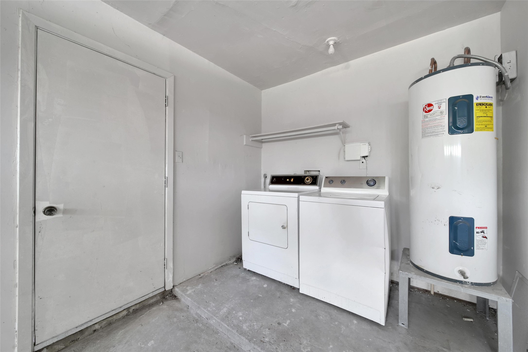1712 Lindy Lane Conroe, TX 77301 - Photo 18 of 20 a room with a white cabinets and white appliances