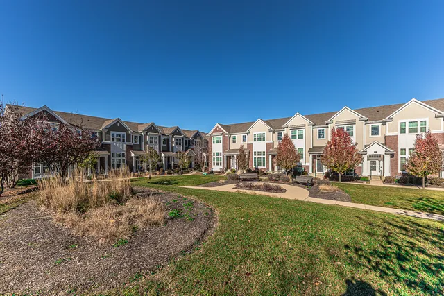 $449,900 | 877 Lewisburg Lane, Aurora, IL 60504