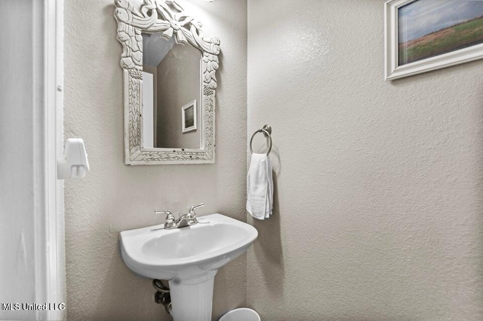 3230 Cumberland Road, Unit 70 Ocean Springs, MS 39564 - Photo 12 of 30 Half bath downstairs