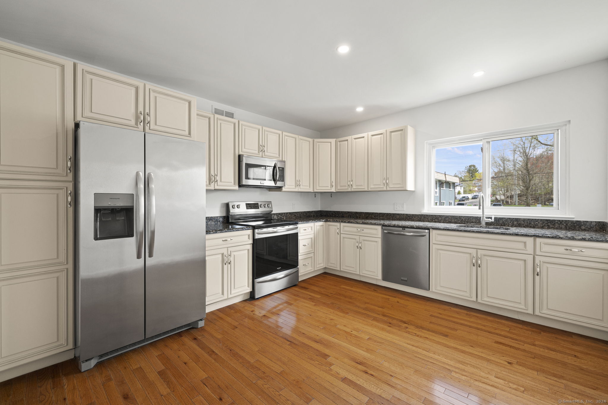1153 Stratfield Road, Unit 1153 Fairfield, CT 06825 - Photo 2 of 18 Sunny eat in kitchen