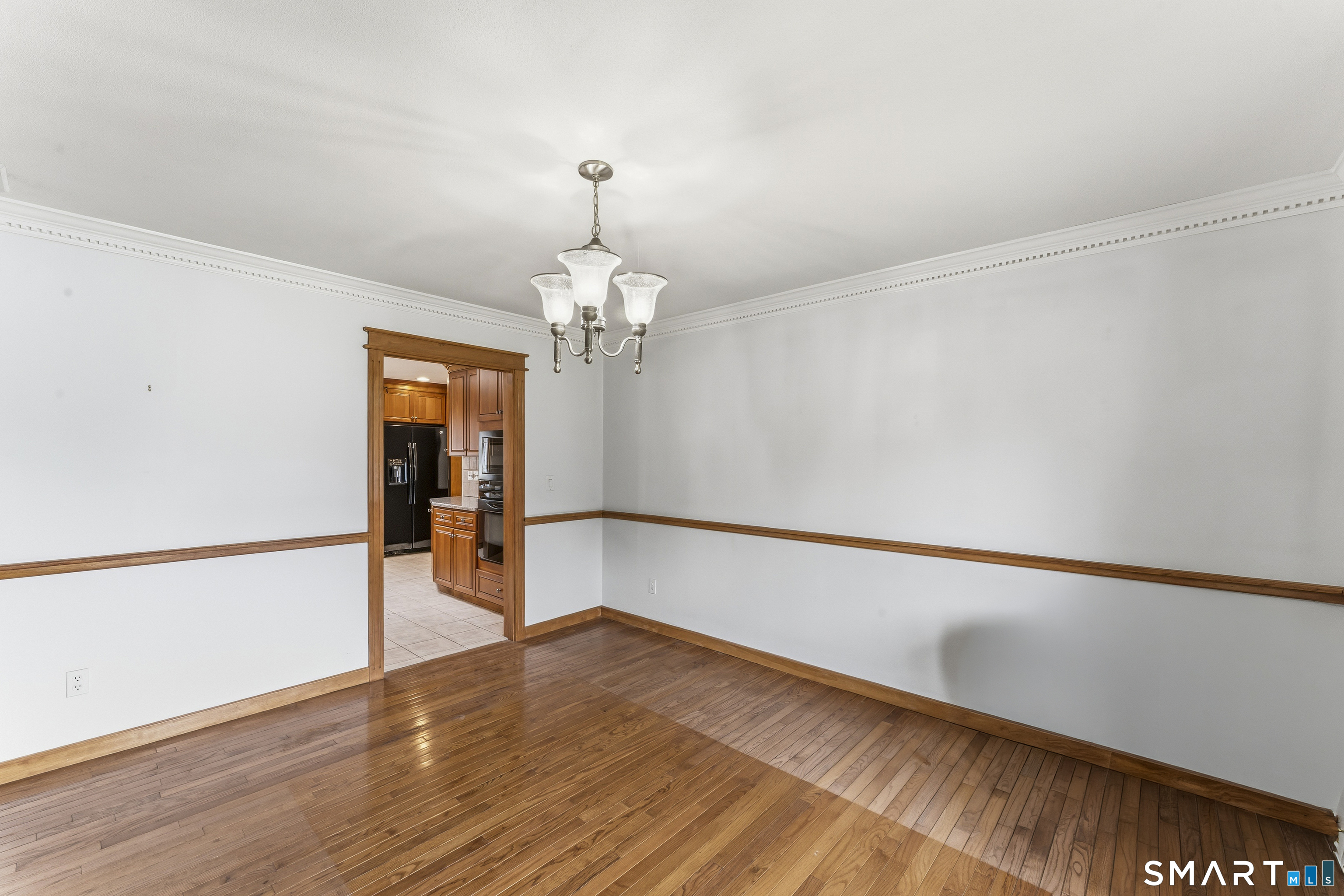 883 Saw Mill Road West Haven, CT 06516 - Photo 8 of 38