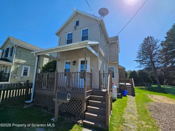 $1,300 | 806 Washington Street, Throop, PA 18512