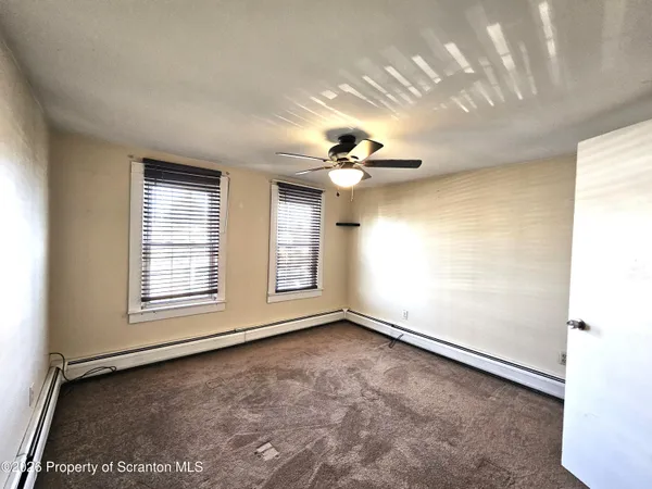 $1,300 | 806 Washington Street, Throop, PA 18512