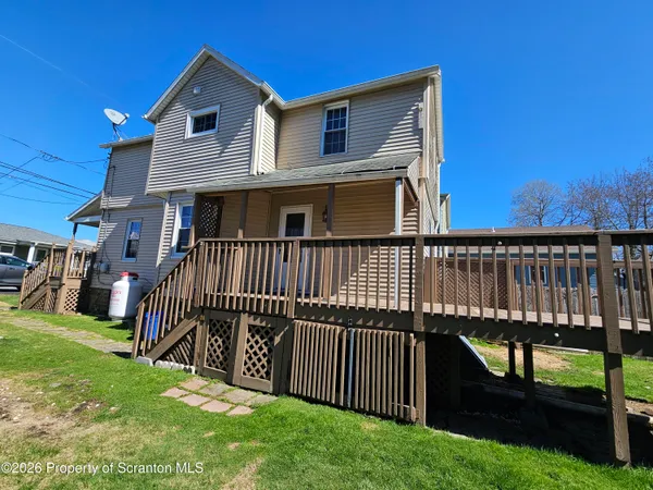 $1,300 | 806 Washington Street, Throop, PA 18512