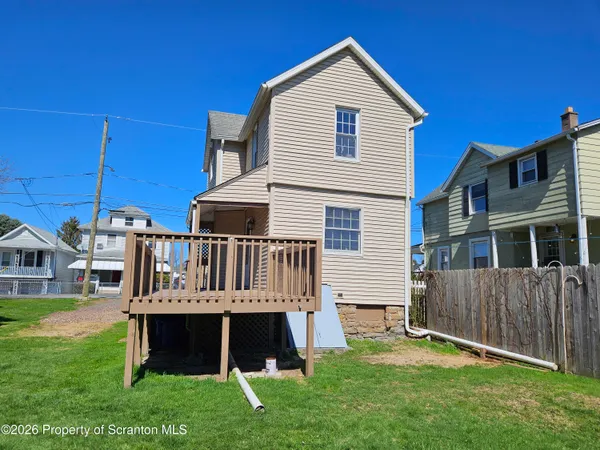 $1,300 | 806 Washington Street, Throop, PA 18512