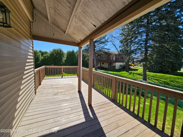 $1,300 | 806 Washington Street, Throop, PA 18512