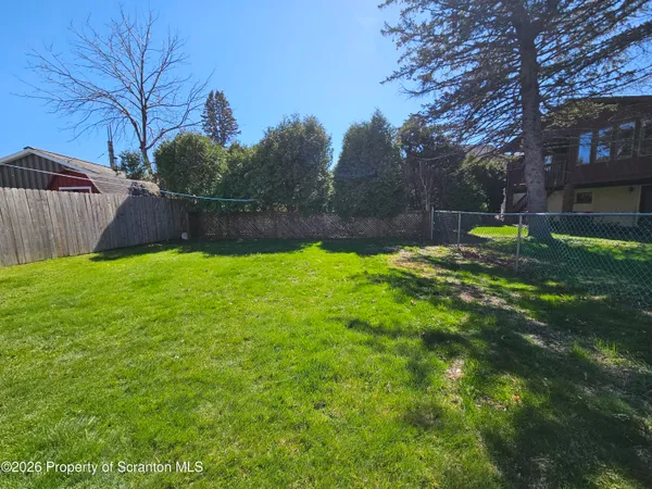 $1,300 | 806 Washington Street, Throop, PA 18512