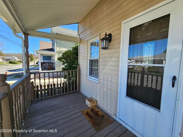 $1,300 | 806 Washington Street, Throop, PA 18512