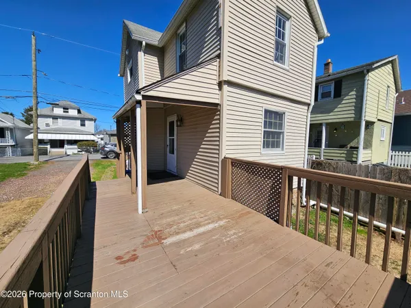 $1,300 | 806 Washington Street, Throop, PA 18512