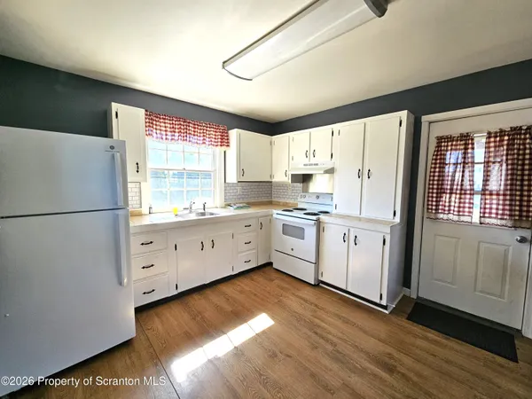 $1,300 | 806 Washington Street, Throop, PA 18512