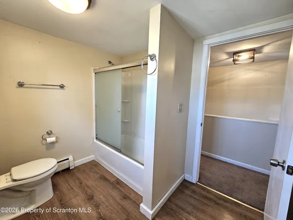 $1,300 | 806 Washington Street, Throop, PA 18512