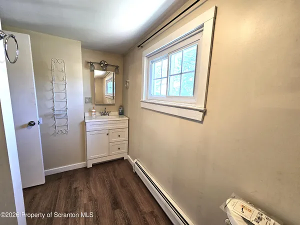 $1,300 | 806 Washington Street, Throop, PA 18512