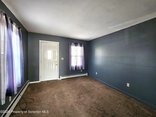 $1,300 | 806 Washington Street, Throop, PA 18512