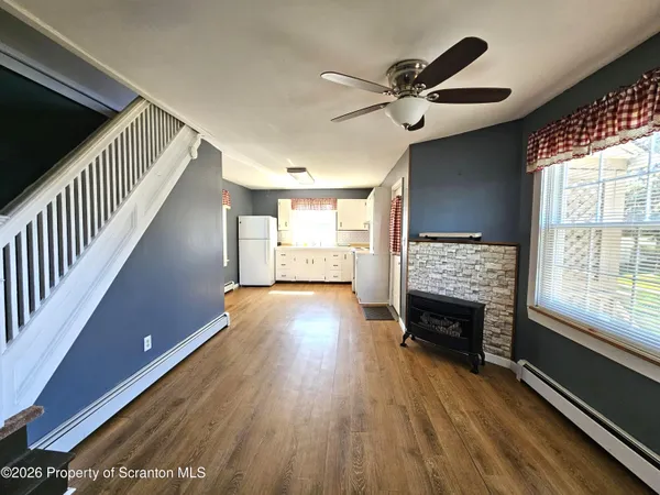 $1,300 | 806 Washington Street, Throop, PA 18512