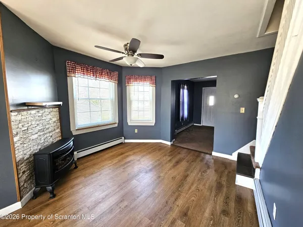 $1,300 | 806 Washington Street, Throop, PA 18512