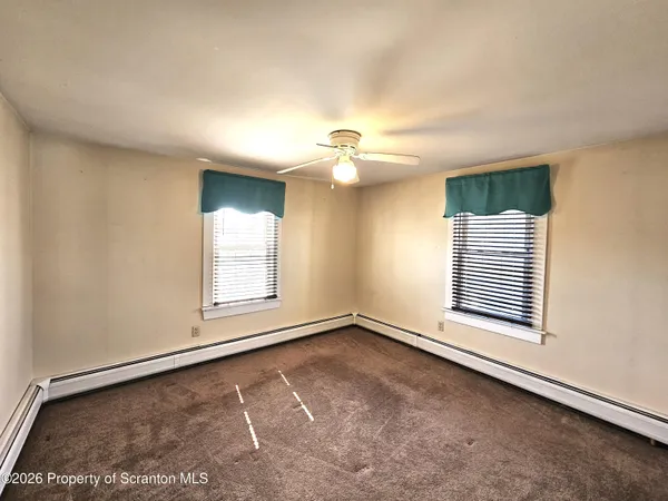 $1,300 | 806 Washington Street, Throop, PA 18512