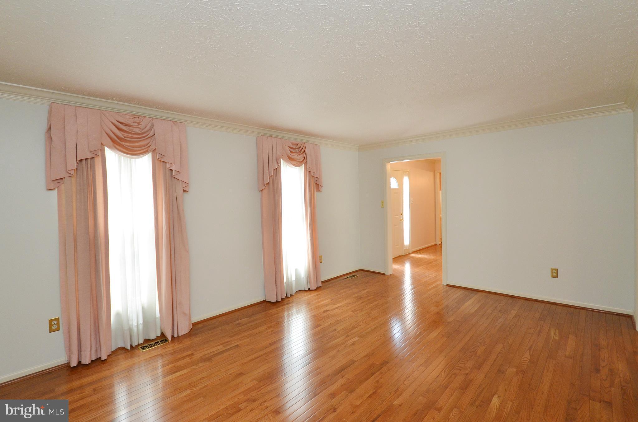 1931 Beech Road Sterling, VA 20164 - Photo 6 of 29 Living Room