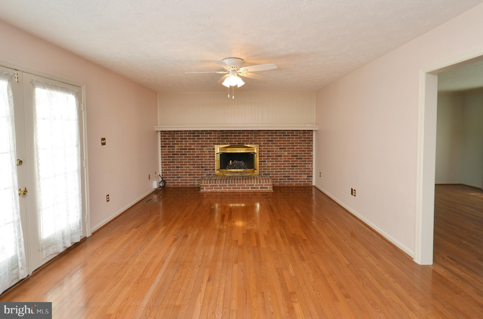 1931 Beech Road Sterling, VA 20164 - Photo 7 of 29 Family Room