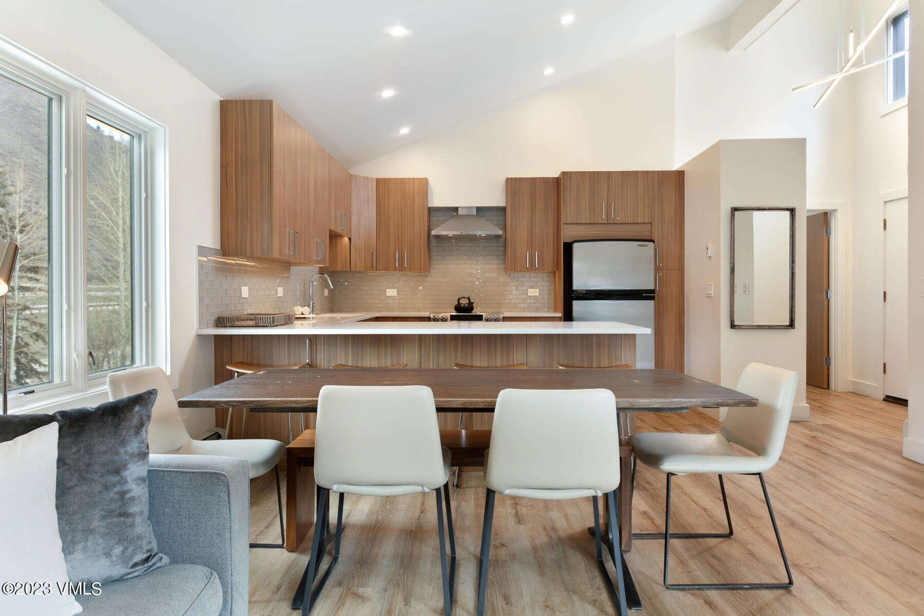 548 South Frontage Road West, Unit 408 Vail, CO 81657 - Photo 6 of 30 Dining/Kitchen
