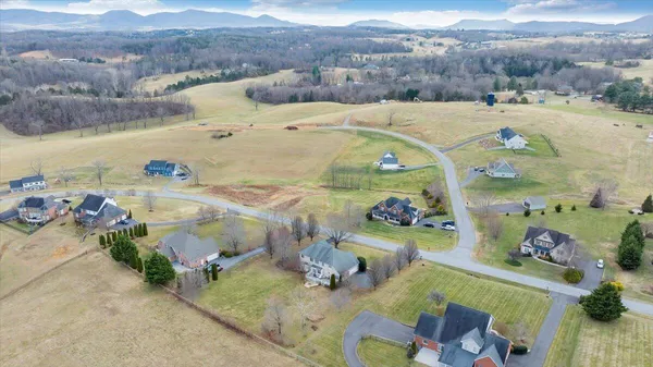 $724,950 | 185 Walnut Manor Drive, Fincastle, VA 24090
