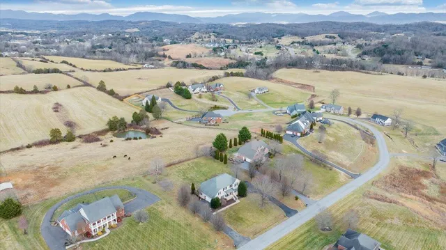 $724,950 | 185 Walnut Manor Drive, Fincastle, VA 24090